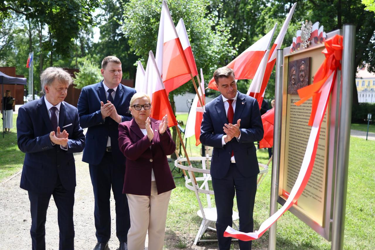 Tablica upamiętniająca parę prezydencką została odsłonięta w wielkopolskim mieście