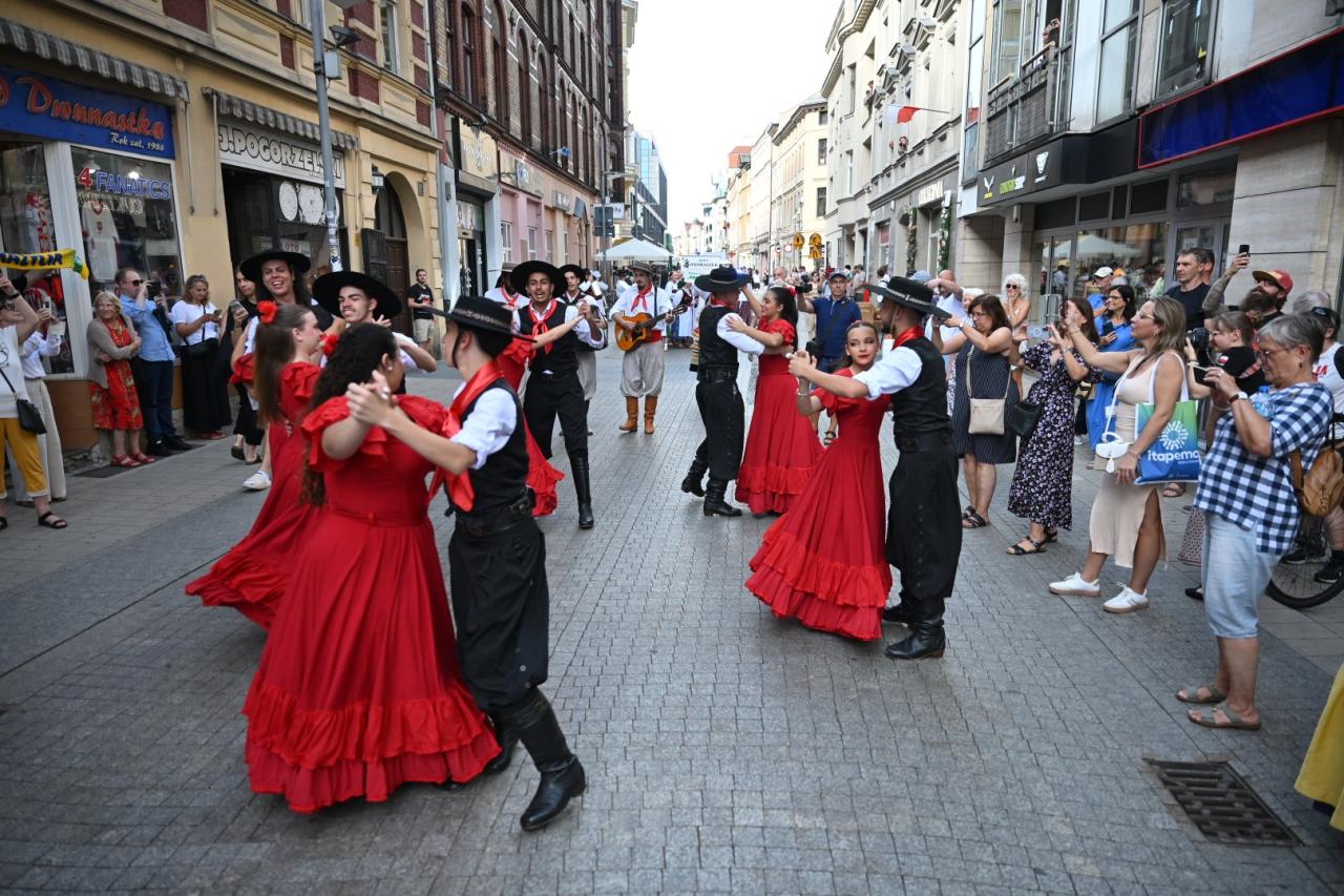 Przegląd folkloru na ulicach Poznania