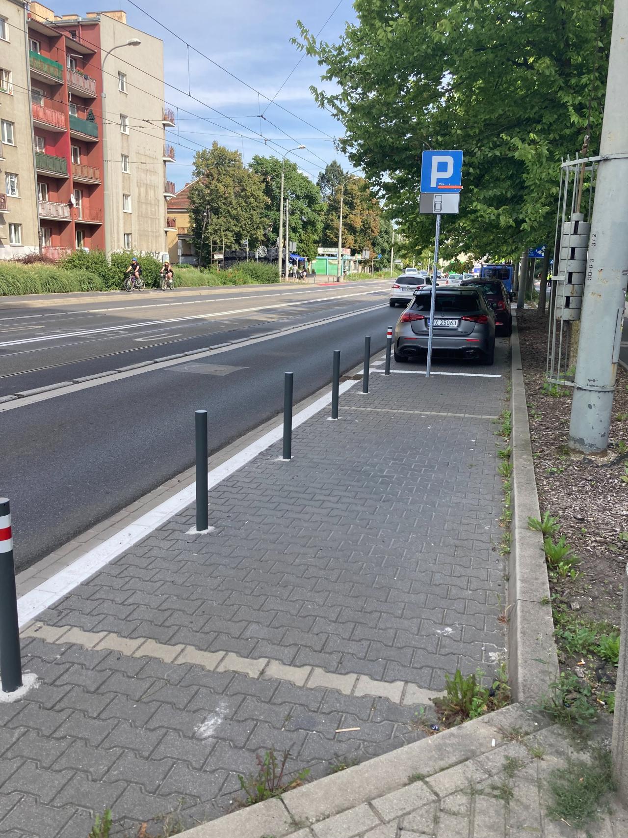 Dąbrowskiego: kolejne szare słupki. ""Zabieranie miejsc parkingowych, których jest i tak mało"