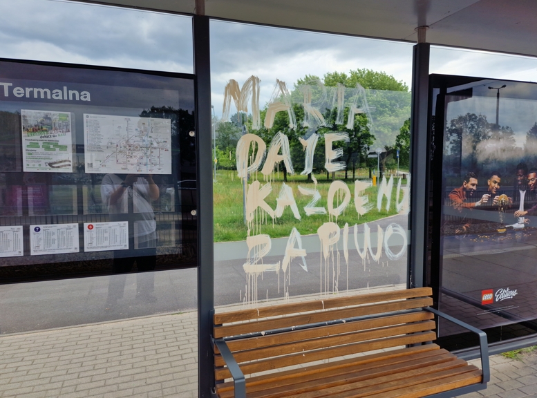 "Maria daje każdemu za piwo." Taki napis pojawił się na poznańskim przystanku