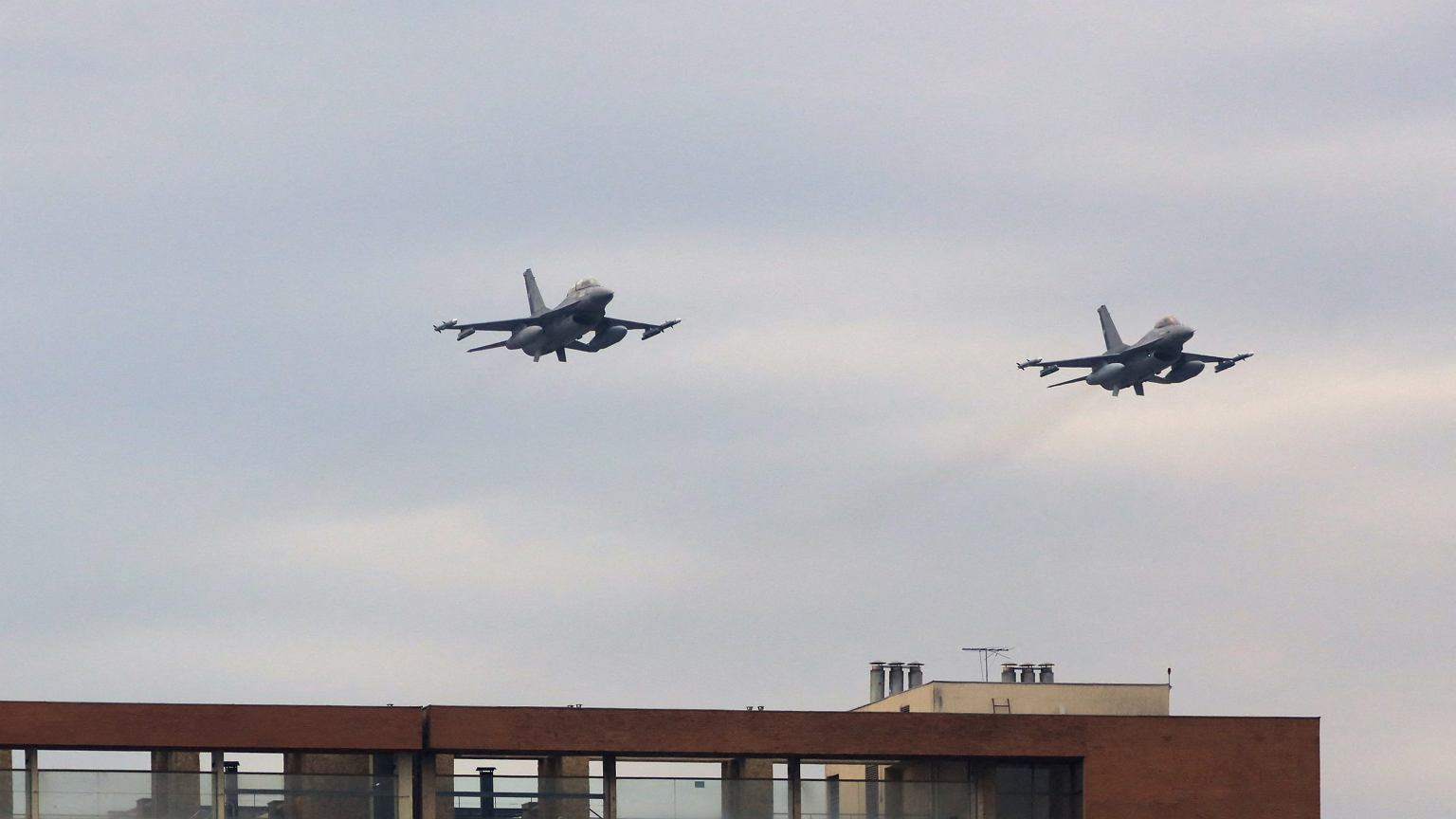 F-16 rozbił się w pobliżu bazy lotniczej USA w Niemczech. "Wielki słup czarnego dymu"