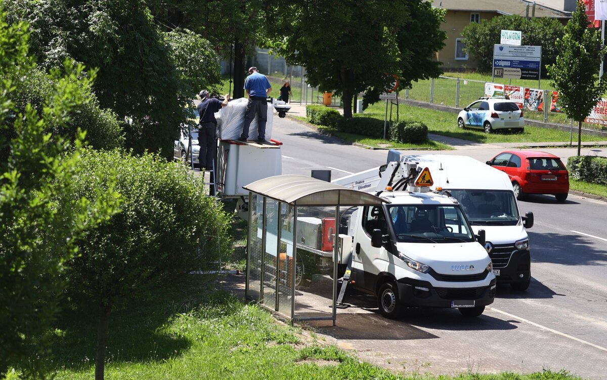 Takie tablice pojawiły się na przystankach w jednym z miast w regionie