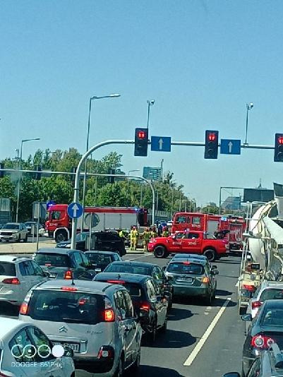 Auto leży na boku na Krzywoustego. Duże utrudnienia!