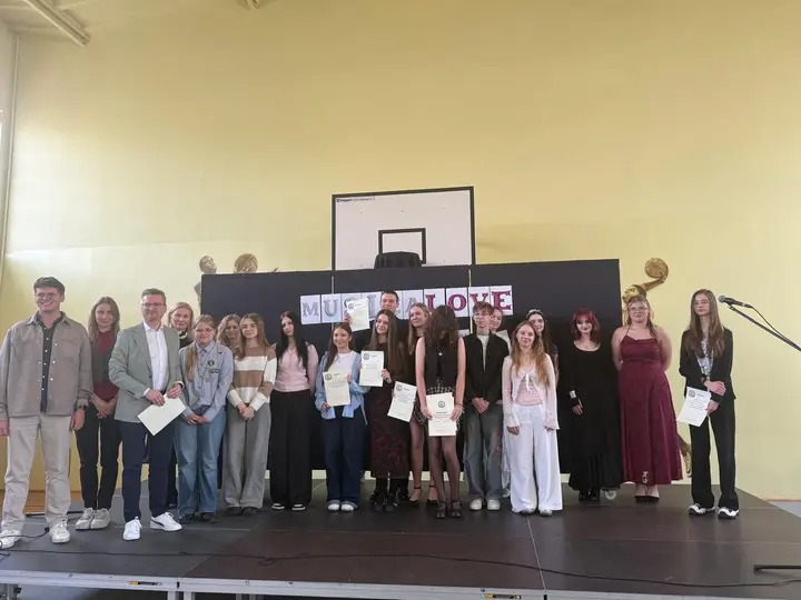 SP3 z Oddziałami Dwujęzycznymi i Dwujęzyczne LO w Luboniu