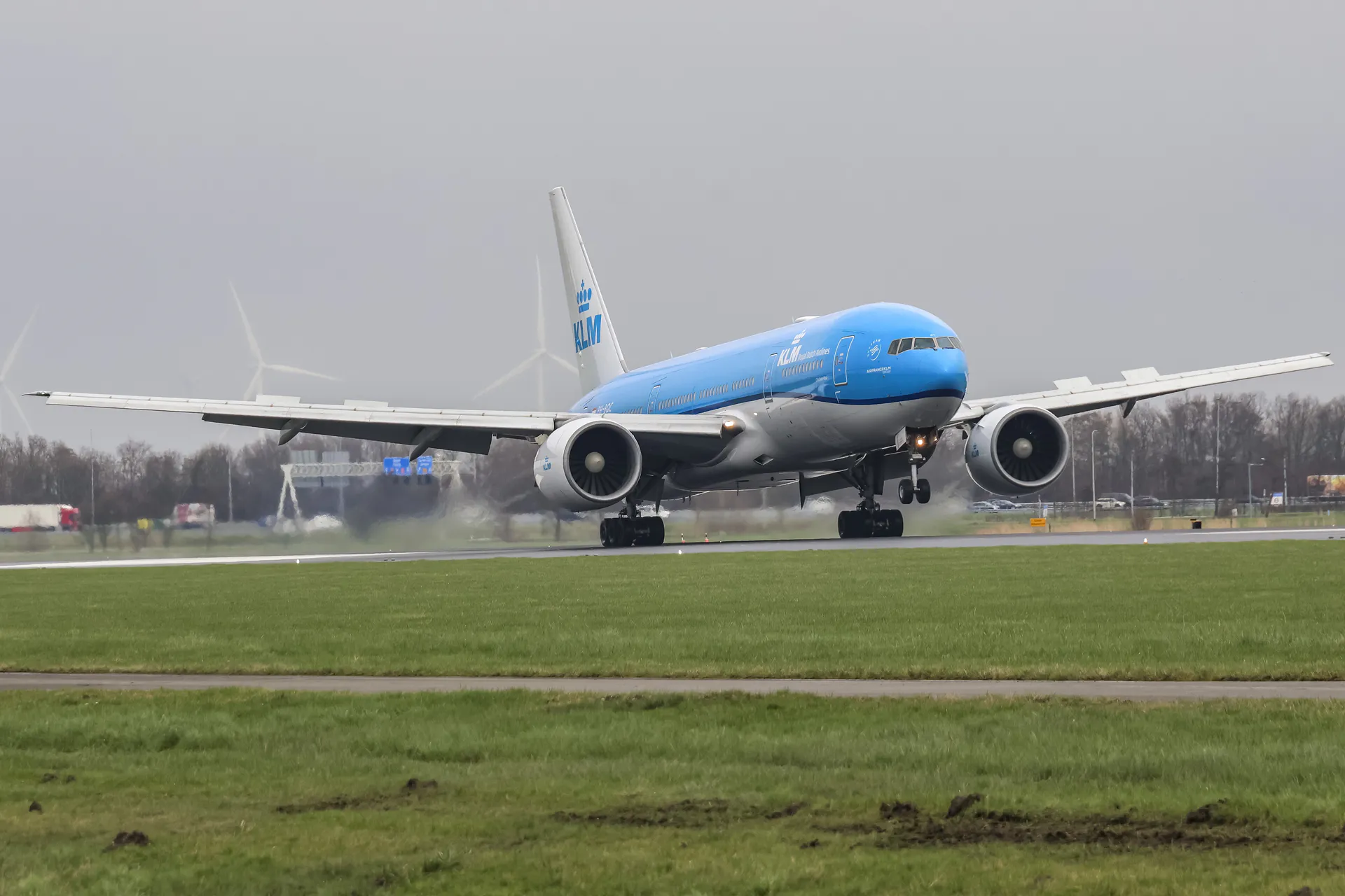 Pożar powerbanku na locie KLM do Curaçao. Boeing 777 zawrócił