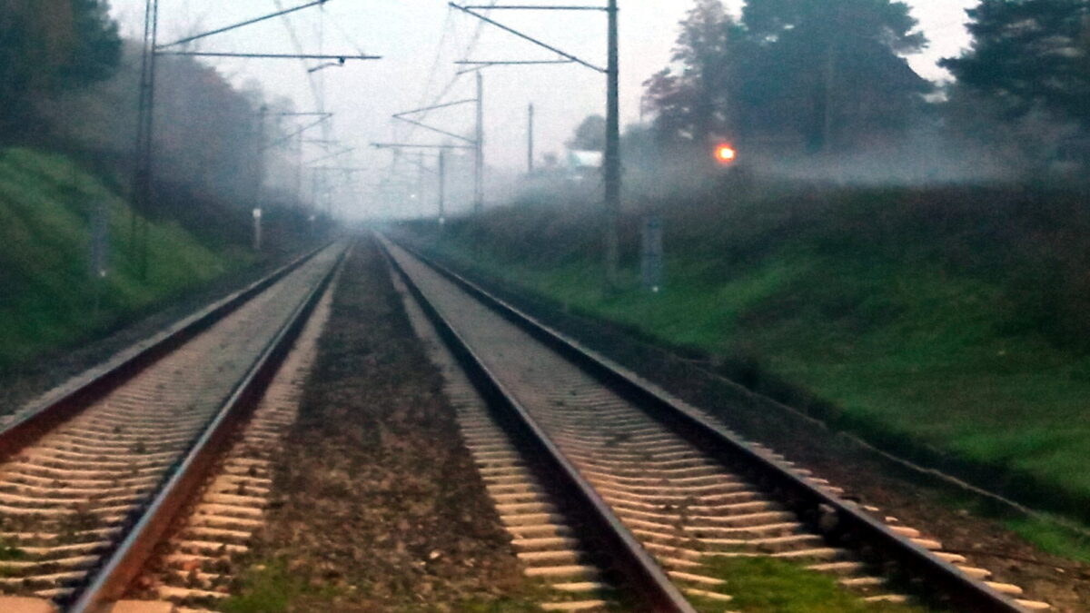 Tragiczny wypadek na torach w powiecie poznańskim. Pociągi jeżdżą objazdami