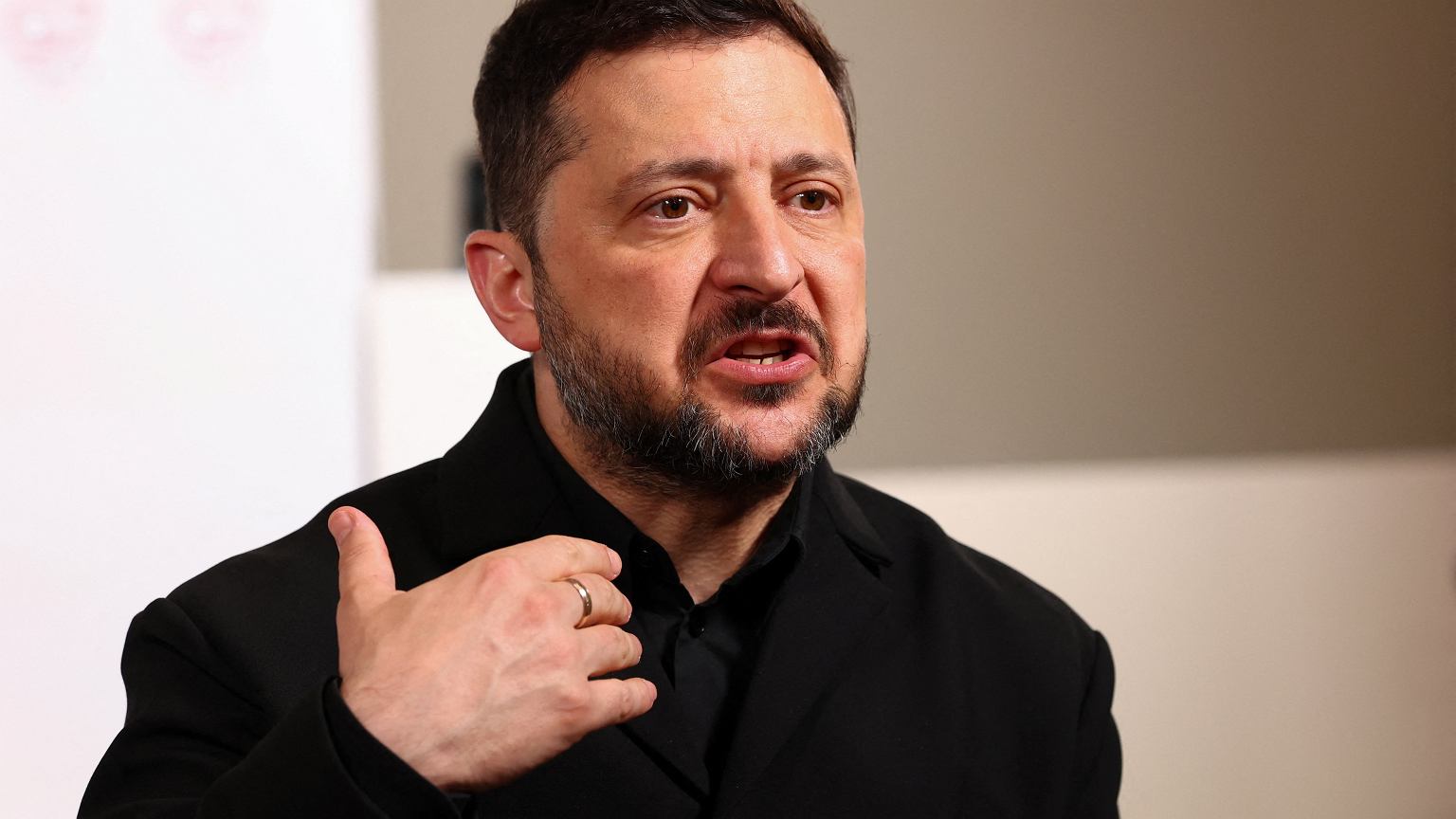 Zełenski chce upamiętnić osoby, ktĂłre walczyły o wolną Ukrainę. "Nikt nie będzie nam mĂłwił, jakich bohaterĂłw szanować"