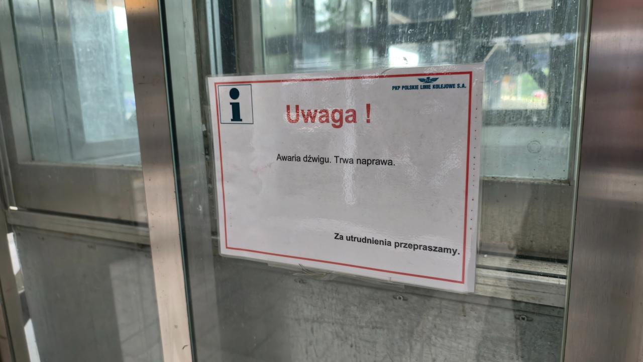 Winda na Dworcu Poznań Główny nie działa. Pęknięta szyba może w każdej chwili runąć na kogoś