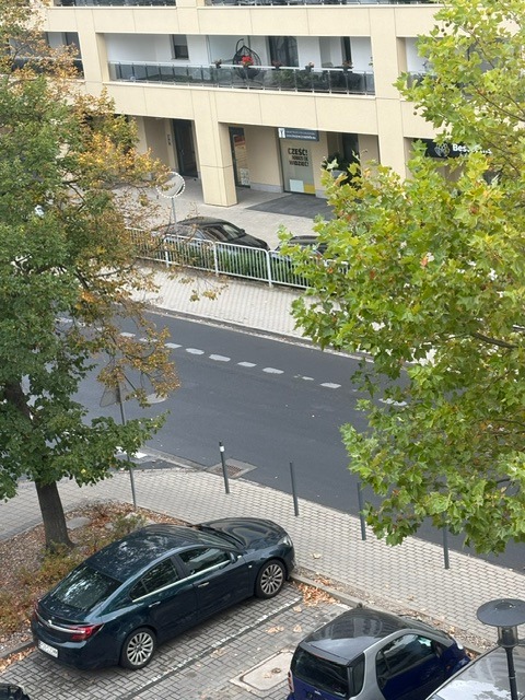 Zlikwidowano miejsca parkingowe na jezdni, po deszczu dawne oznakowanie wciąż widać i kierowcy parkują. Poprawki nie będzie