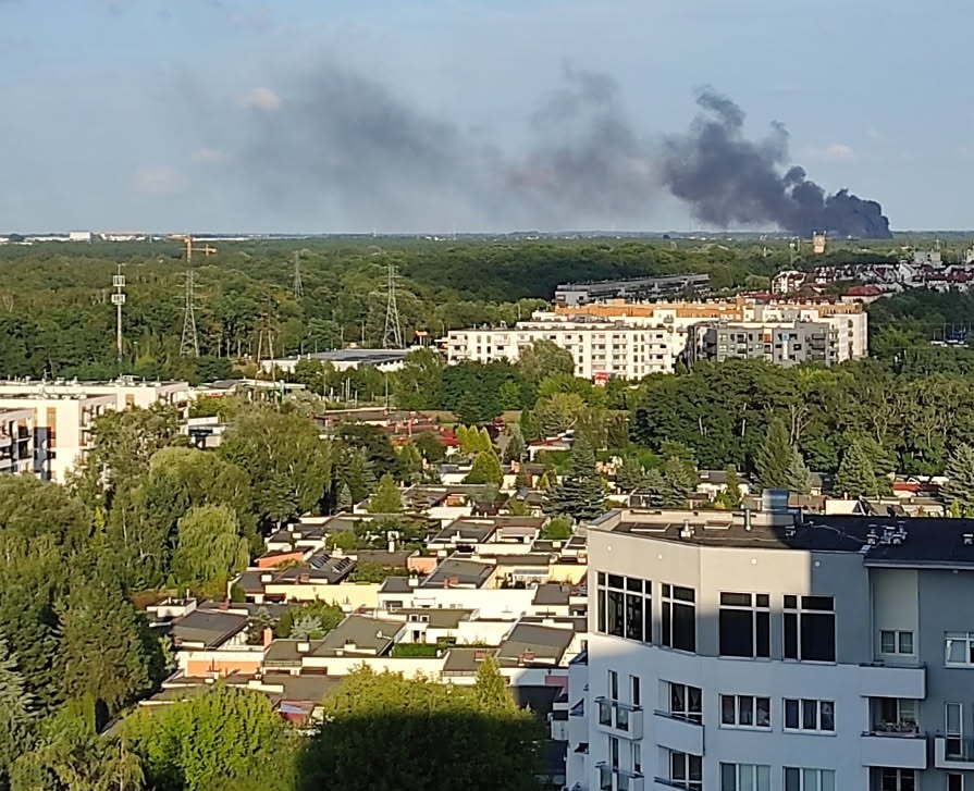 Czarny dym widoczny aż z Poznania. Na miejsce pojechało 7 zastępów straży pożarnej