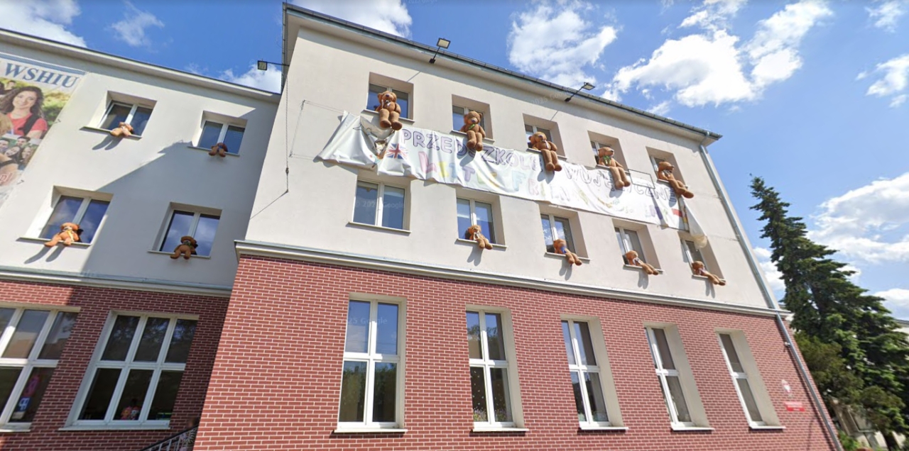 Pluszowe misie na parapecie poznańskiego przedszkola wywołały ostrą dyskusję w Internecie. Nie wszystkim podoba się ten pomysł