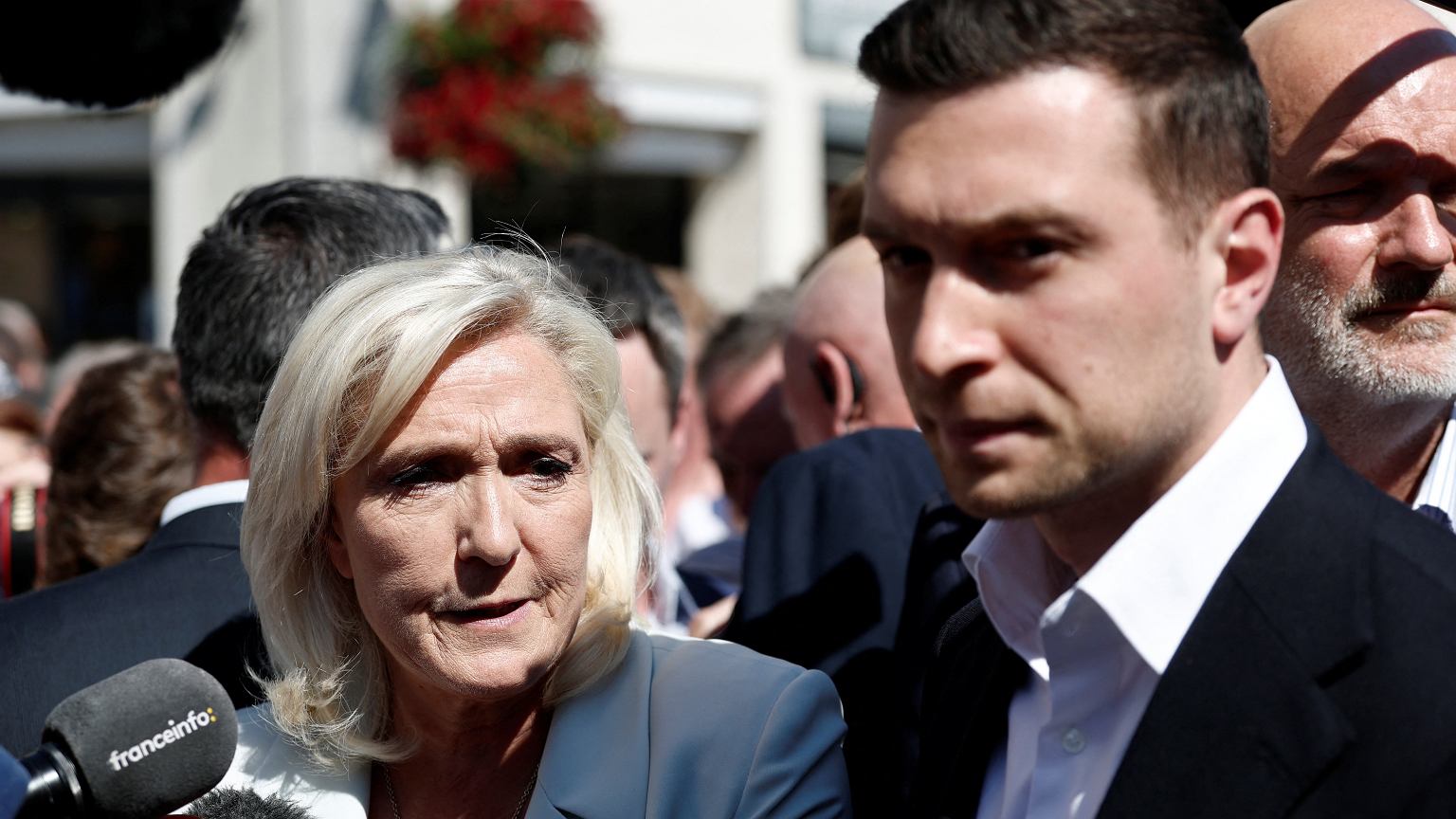 Zmiana tonu francuskiej skrajnej prawicy. Le Pen i Bardella mĂłwią o "wrogich aktach" Rosji