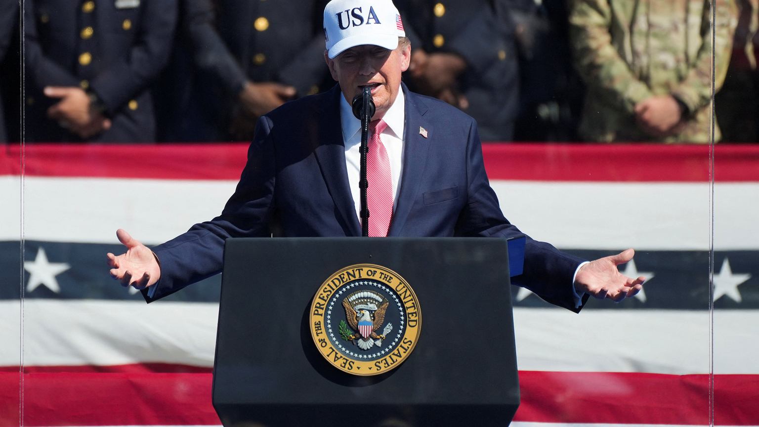Trump wspomina atak na WTC: Strażacy złapali mnie pod ramię i powiedzieli: "Musimy stąd uciekać"