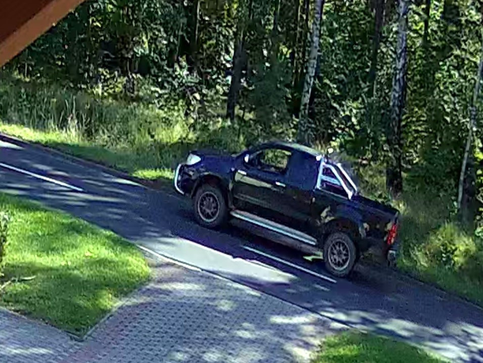 BMW roztrzaskane na drzewie w regionie. Ci kierowcy mogli widzieć poważny wypadek! (zdjęcia)
