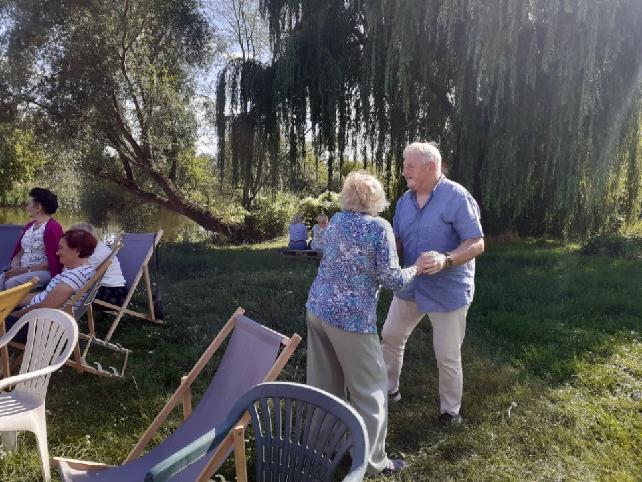 Spotkanie seniorów na miejskiej plaży