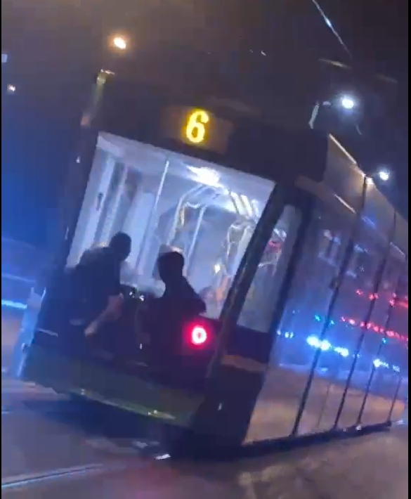 Skrajnie niebezpieczna przejażdżka w Poznaniu. "Brak mózgu"