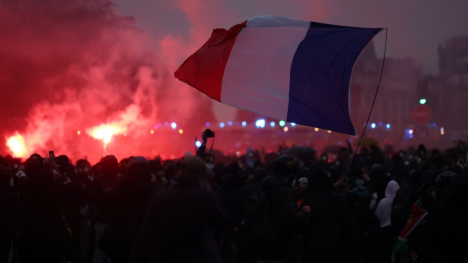 Znów gaz, armatki wodne i kamienie - protesty w Europie. Szef MSZ Słowacji leci do Moskwy [NA POCZĄTEK DNIA]