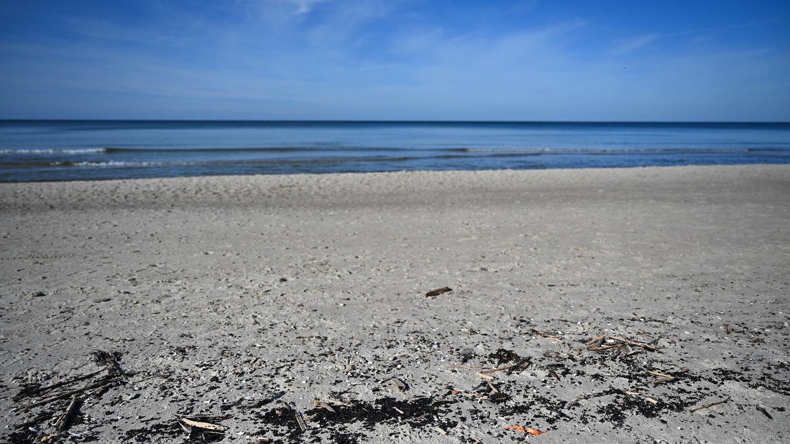 Bałtyk wyrzucił substancję ropopochodną na polskie plaże. "Mamy pewne podejrzenia"