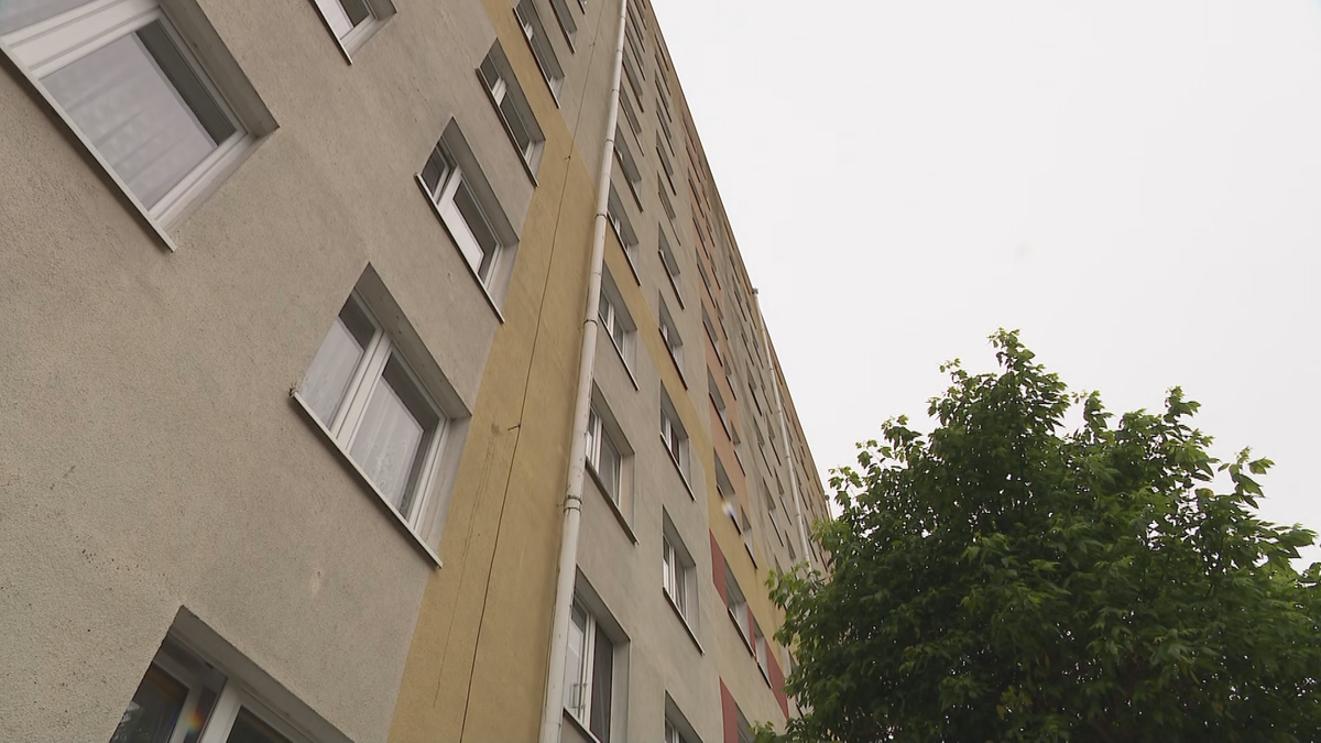 Dziewczynka wypadła z okna na 11. piętrze. Lekarze przekazali nowe informacje