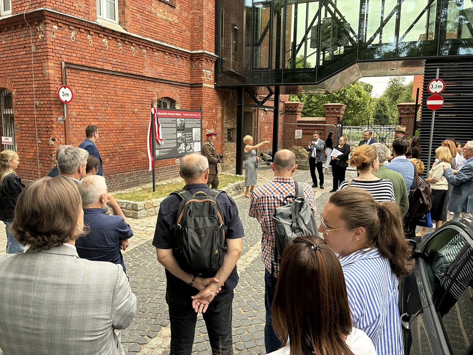Studenci w Poznaniu uczą się w dawnych koszarach. Nowe tablice odkrywają mało znaną historię tego miejsca