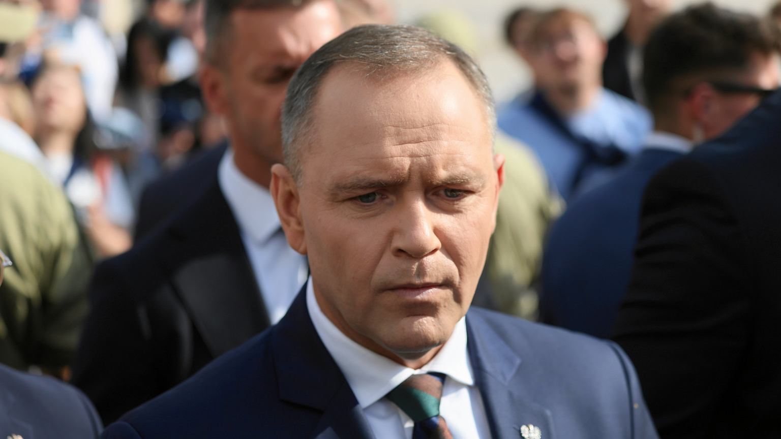 Nawrocki traci zaufanie w zawrotnym tempie. Ściga go Sikorski [SONDAŻ]
