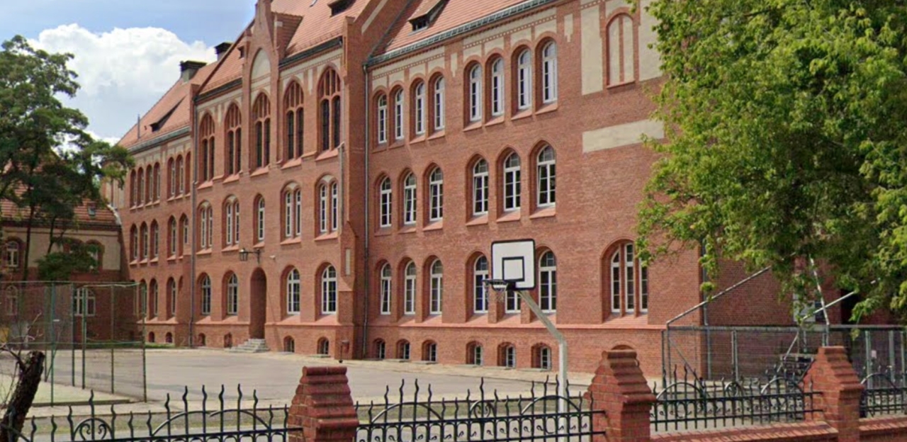 Pożar w poznańskim liceum. W plecaku zapalił się powerbank – zdjęcie artykułu z Lubon.net.pl