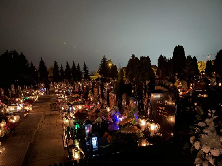 Dwa cmentarze – zdjęcie artykułu z Lubon.net.pl