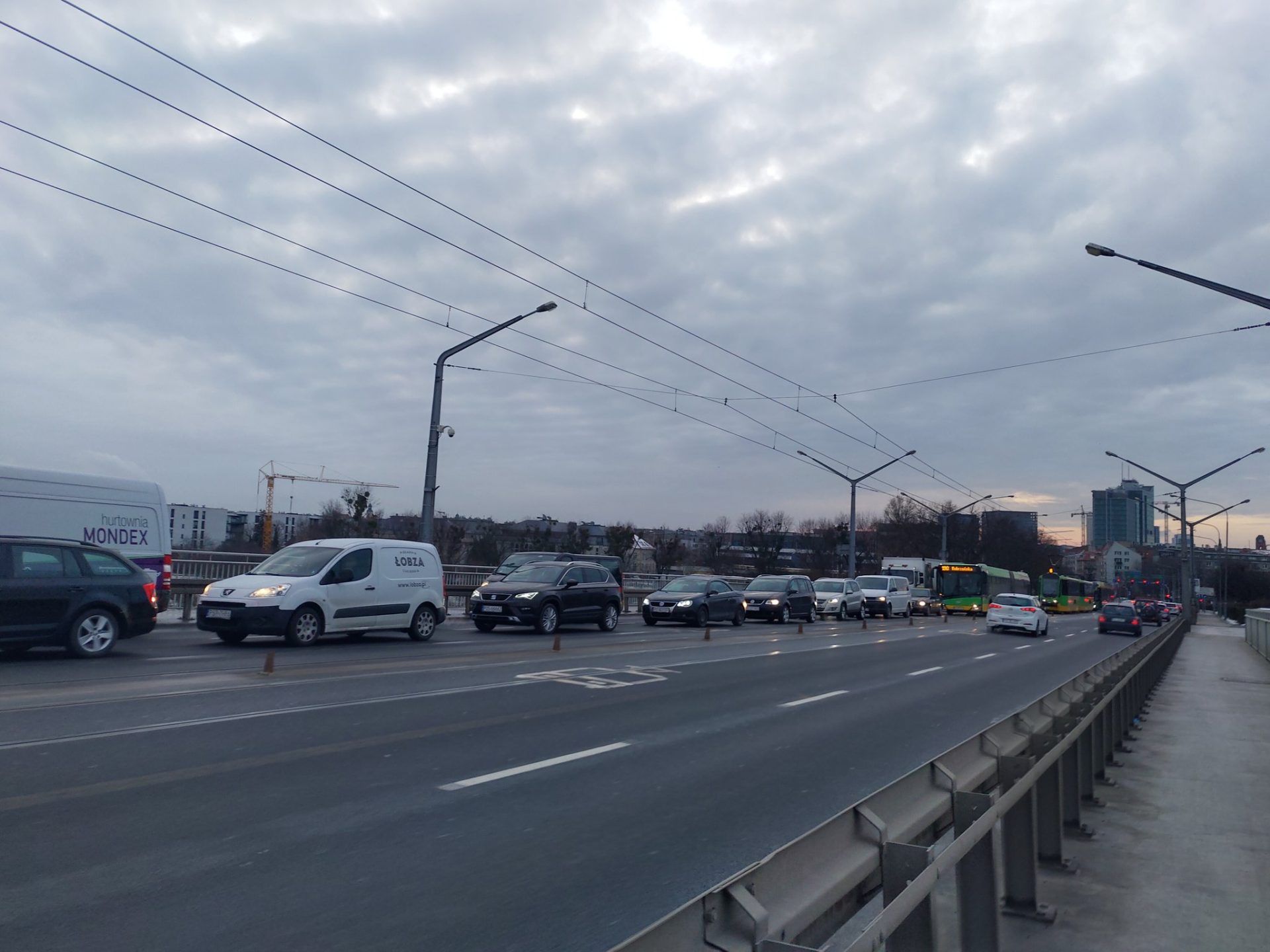 Tramwaje stoją razem z samochodami? Radny chce pilnej zmiany na moście Królowej Jadwigi – zdjęcie artykułu z Lubon.net.pl